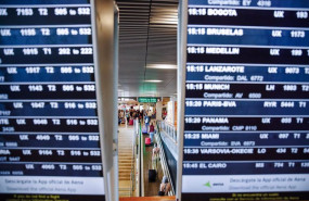 ep archivo   vista de pasajeros y pantallas de senalizacion de los vuelos en la terminal 1 del
