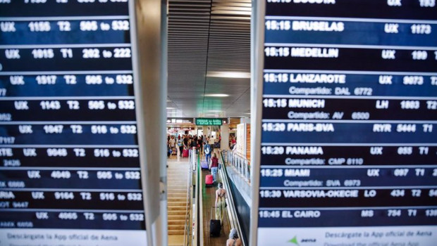 ep archivo   vista de pasajeros y pantallas de senalizacion de los vuelos en la terminal 1 del