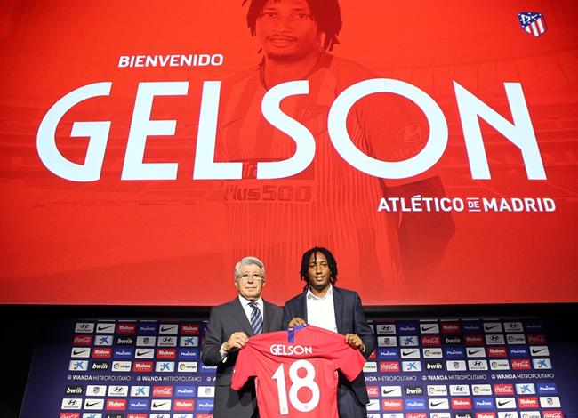 Cerezo posa con Gelson Martins | ÁNGEL GUTIÉRREZ ep cerezo posagelson martins