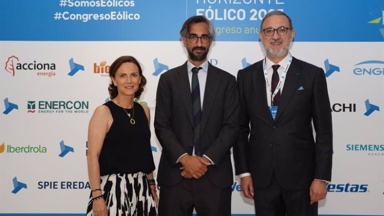 De izquierda a derecha en la imagen: Rocío Sicre, presidenta de AEE; Miguel Rodrigo, director general de IDAE; Juan Virgilio Márquez, director general de AEE. | AEE ep de izquierda a derecha en la imagen rocio sicre presidenta de aee miguel rodrigo director general
