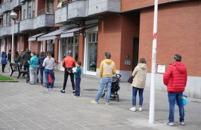 ep decenas de personas esperan para poder realizar compras en supermercados de bilbao un dia despues