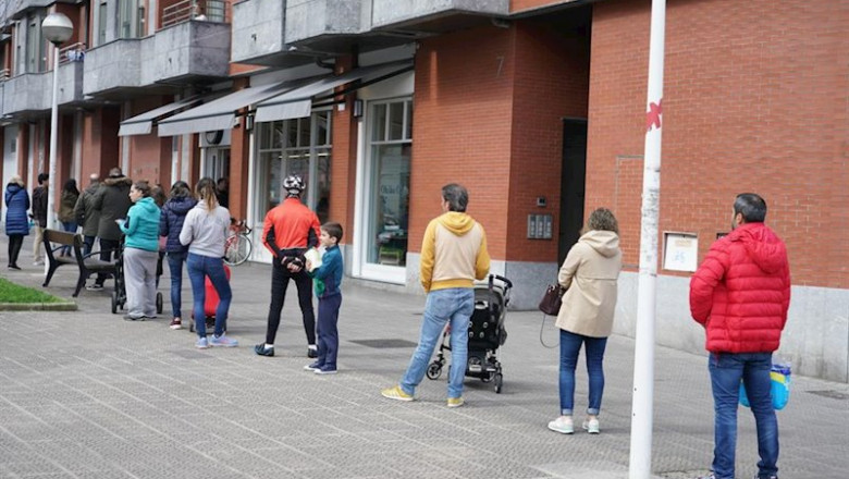 Decenas de personas esperan para poder realizar compras en supermercados de Bilbao un día después del anuncio de Estado de Alarma en España debido al coronavirus, en Bilbao, Vizcaya, País Vasco (España), a 14 de marzo de 2020. | H.Bilbao - Europa Press ep decenas de personas esperan para poder realizar compras en supermercados de bilbao un dia despues