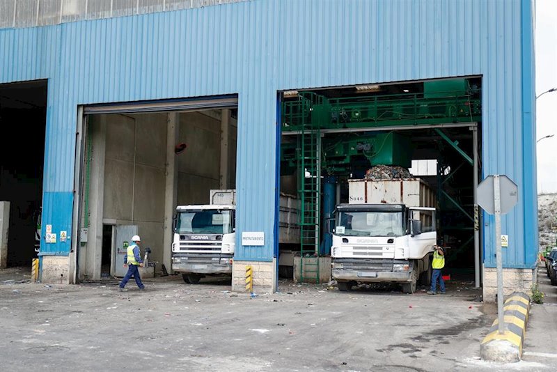 ep dos camiones estacionados en el deposito de residuos del parque tecnologico de valdemingomez