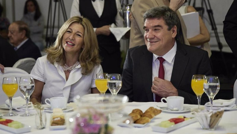 El ministro de Inclusión, Seguridad Social y Migraciones, José Luis Escrivá, y la vicepresidenta segunda, Yolanda Díaz, a su llegada un desayuno informativo de Nueva Economía Fórum este lunes. | Jesús Hellín - Europa Press ep el ministro de inclusion seguridad social y migraciones jose luis escriva y la vicepresidenta