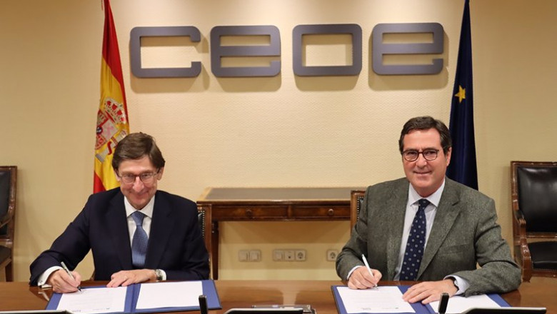 El presidente de CaixaBank, José Ignacio Goirigolzarri, y el presidente de la Confederación Española de Organizaciones Empresariales (CEOE), Antonio Garamendi, en el momento de la firma. | CAIXABANK ep el presidente de caixabank jose ignacio goirigolzarri y el presidente de la confederacion