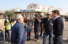 ep el presidente del ciudadanos albert rivera 1d habla con algunos de los transportistas en el area