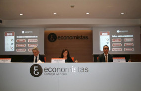 ep el presidente del consejo general de economistas de espana valentin pich y la presidenta de la