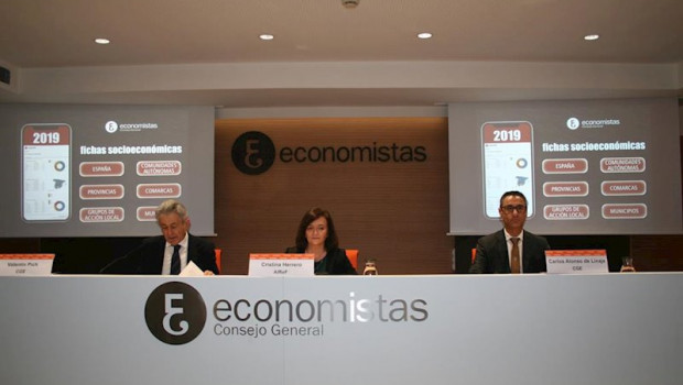 ep el presidente del consejo general de economistas de espana valentin pich y la presidenta de la