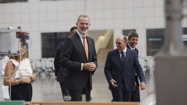 ep el rey felipe vi durante su visita a la planta de produccion de porcelanosa ep el rey felipe vi durante su visita a la planta de produccion de porcelanosa