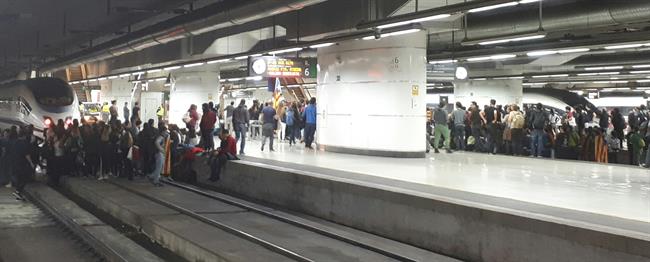 Estudiantes cortan las vías del AVE en la estación de Sants durante la huelga. | EUROPA PRESS ep estudiantes cortanviasavela estacionsants durantehuelga 20171207125410