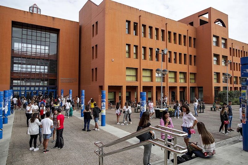ep estudiantes en una facultad de la universidad de cantabria