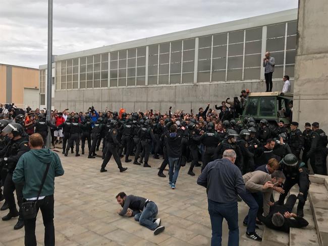 Guardia Civil entra en el punto de votación del pte.C.Puigdemonet el 1-O | EUROPA PRESS ep guardia civil entrapuntovotacionptecpuigdemonet1-o