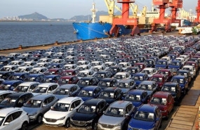 ep imagen de vehiculos en un puerto