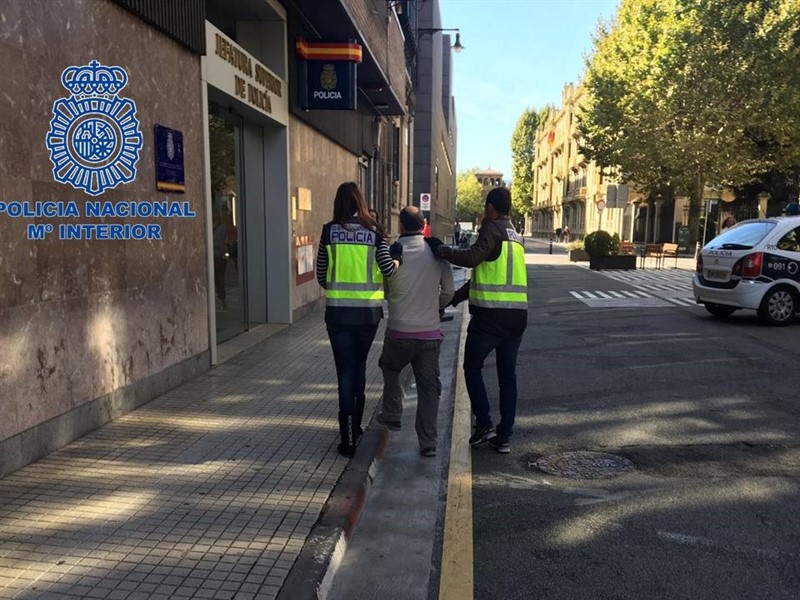 ep imagen del detenido con agentes policiales