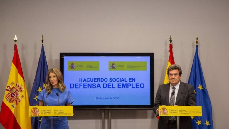 ep la ministra de trabajo yolanda diaz y el minitro de seguridad social jose luis escriva durante ep la ministra de trabajo yolanda diaz y el minitro de seguridad social jose luis escriva durante