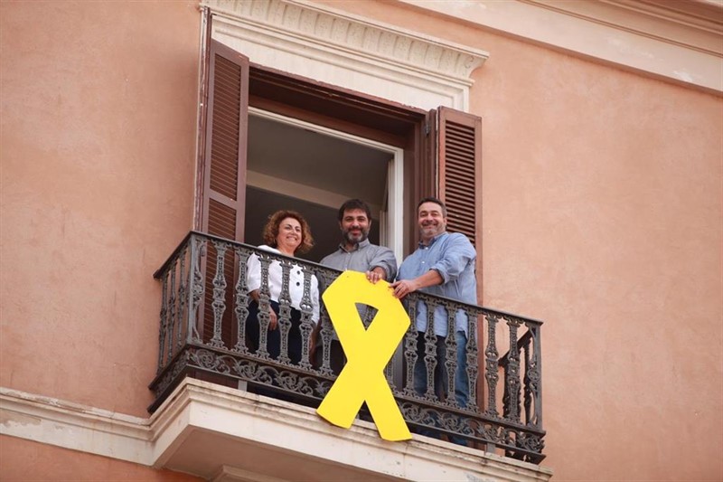 ep lazo amarillo instalado en uno de los balcones de los diputados de mes en el parlament