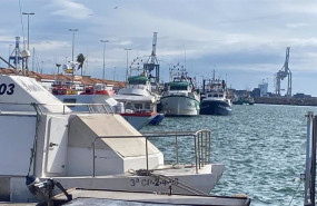 ep los pescadores de arrastre amarran las embarcaciones para protestar por la reduccion de dias de