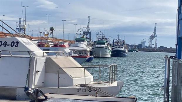 ep los pescadores de arrastre amarran las embarcaciones para protestar por la reduccion de dias de