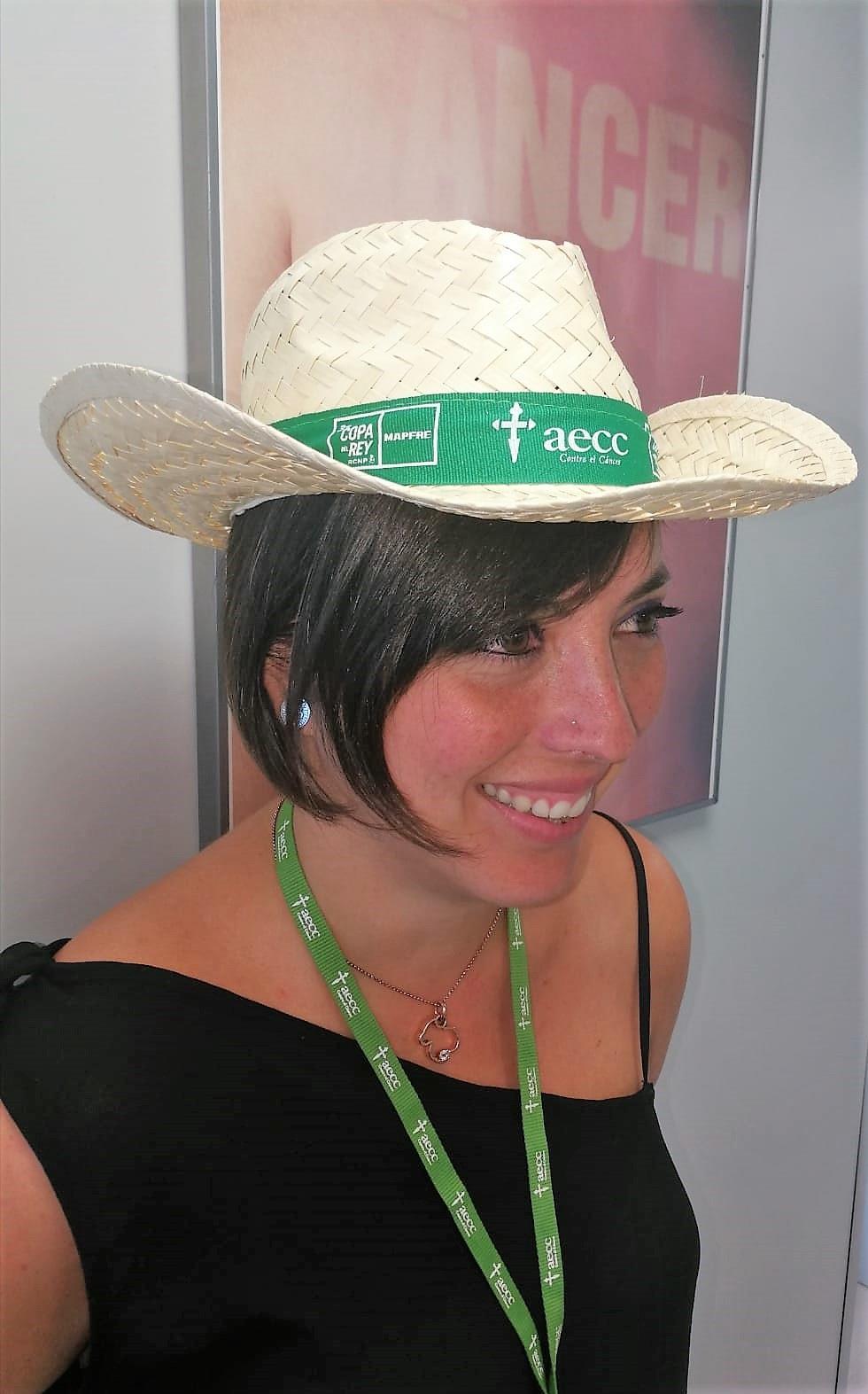 Mujer con sombrero de AECC contra el cáncer de piel | AECC ep mujersombreroaecccancerpiel