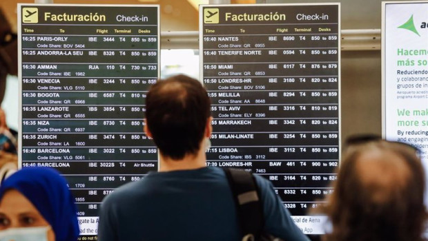 ep pasajeros observan las pantallas con los vuelos de la terminal 4 del aeropuerto adolfo suarez