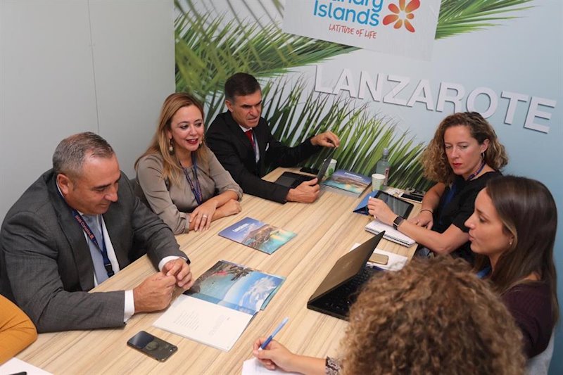 ep reunion de la presidenta del cabildo de lanzarote m dolores corujo durante la wtm