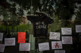 ep trabajadores de nissan cuelgan carteles como signo de protesta en el corte que han realizado en