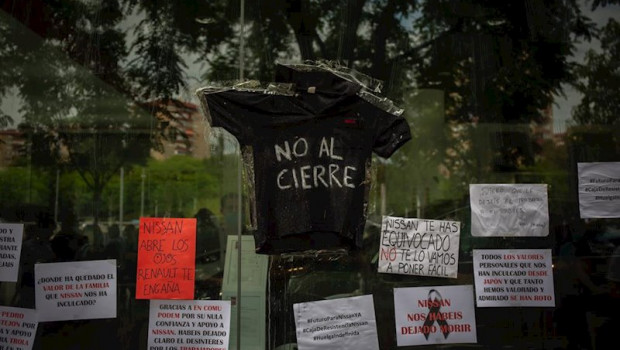 ep trabajadores de nissan cuelgan carteles como signo de protesta en el corte que han realizado en
