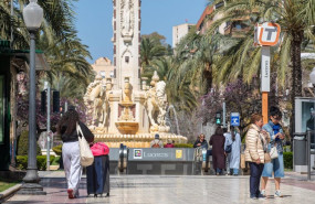 ep turistas pasean por el centro de la ciudad