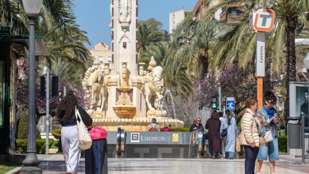 ep turistas pasean por el centro de la ciudad