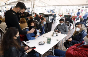 ep un camarero pide certificado a los clientes en una mesa en la terraza de un bar durante el primer