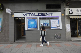 ep un hombre con mascarilla pasa junto a la entrada de una clinica vitaldent el dia en el que la