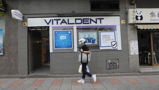 ep un hombre con mascarilla pasa junto a la entrada de una clinica vitaldent el dia en el que la