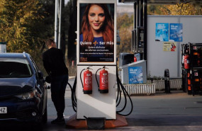 ep un hombre reposta combustible en una gasolinera a 2 de diciembre de 2022 en madrid espana ep un hombre reposta combustible en una gasolinera a 2 de diciembre de 2022 en madrid espana