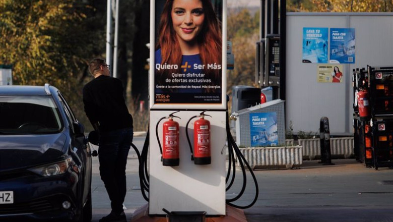ep un hombre reposta combustible en una gasolinera a 2 de diciembre de 2022 en madrid espana ep un hombre reposta combustible en una gasolinera a 2 de diciembre de 2022 en madrid espana