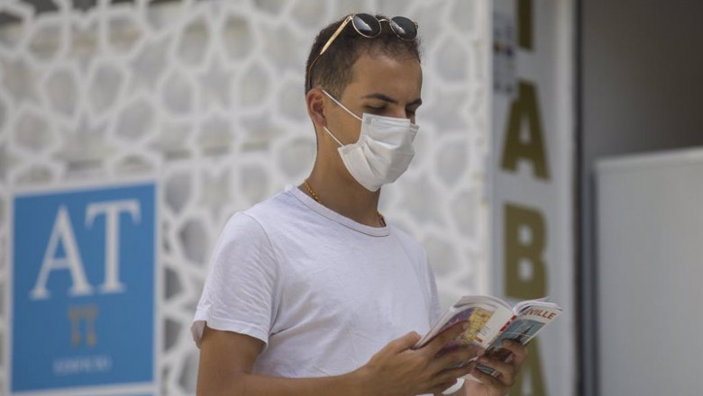 Un turista lee una guía mientras pasea por el casco histórico de Sevilla | María José López - Europa Press ep un turista lee una guia mientras pasea por el casco historico de sevilla