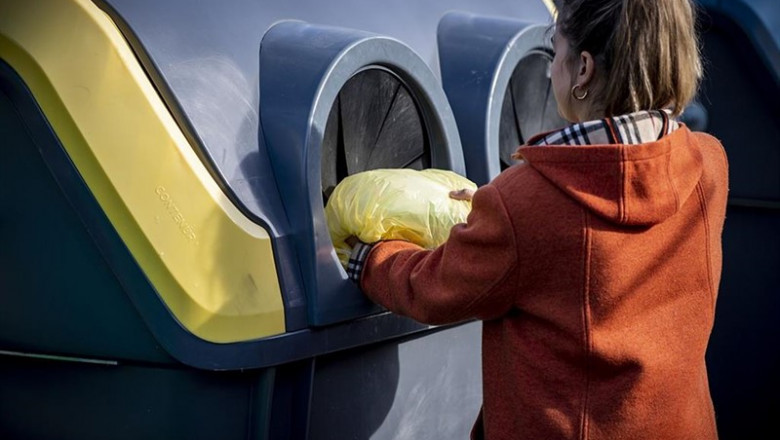 Una ciudadana deposita residuos en un contenedor | ECOEMBES - Archivo ep una ciudadana deposita residuosun contenedor
