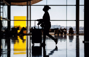 ep una mujer en la terminal 4 del aeropuerto adolfo suarez madrid barajas