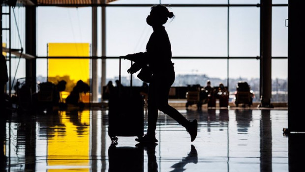 ep una mujer en la terminal 4 del aeropuerto adolfo suarez madrid barajas