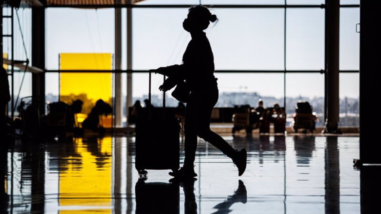 Una mujer en la Terminal 4 del Aeropuerto Adolfo Suárez-Madrid Barajas. | Alejandro Martínez Vélez - Europa Press ep una mujer en la terminal 4 del aeropuerto adolfo suarez madrid barajas