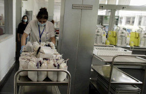 ep una sanitaria transporta las bolsas de transfusion de sangre para pesarlas y posteriormente