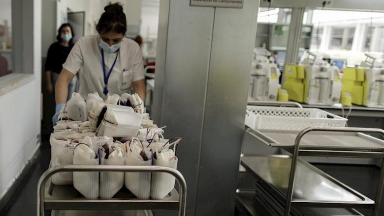 ep una sanitaria transporta las bolsas de transfusion de sangre para pesarlas y posteriormente ep una sanitaria transporta las bolsas de transfusion de sangre para pesarlas y posteriormente