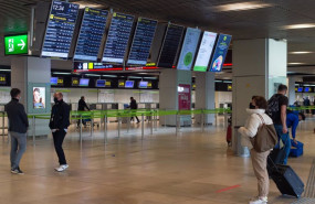 ep varias personas con maletas en la terminal 1 del aeropuerto adolfo suarez madrid barajas a 25 de