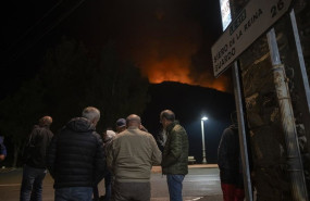 ep varias personas observan el incendio a 20 de agosto de 2025 en boca de huergano leon castilla y