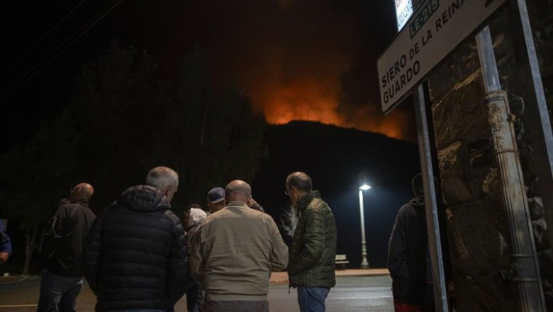 ep varias personas observan el incendio a 20 de agosto de 2025 en boca de huergano leon castilla y ep varias personas observan el incendio a 20 de agosto de 2025 en boca de huergano leon castilla y