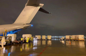 ep varios trabajadores en shangai cargan el avion del ejercito del aire con material sanitario