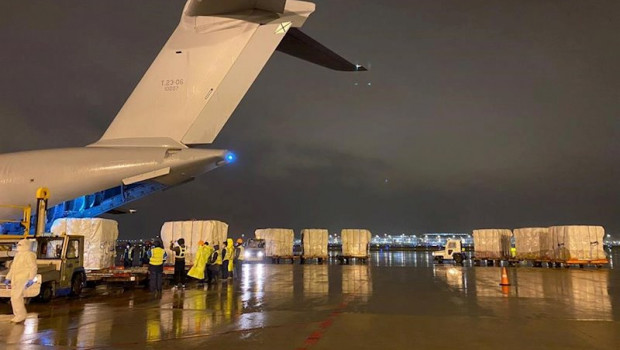 ep varios trabajadores en shangai cargan el avion del ejercito del aire con material sanitario