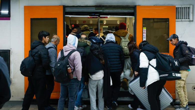 Viajeros cogen un tren en la Estación de Sant de Barcelona, en una imagen de archivo. | Kike Rincón - Europa Press ep viajeros cogen un tren en la estacion de sant de barcelona en una imagen de archivo