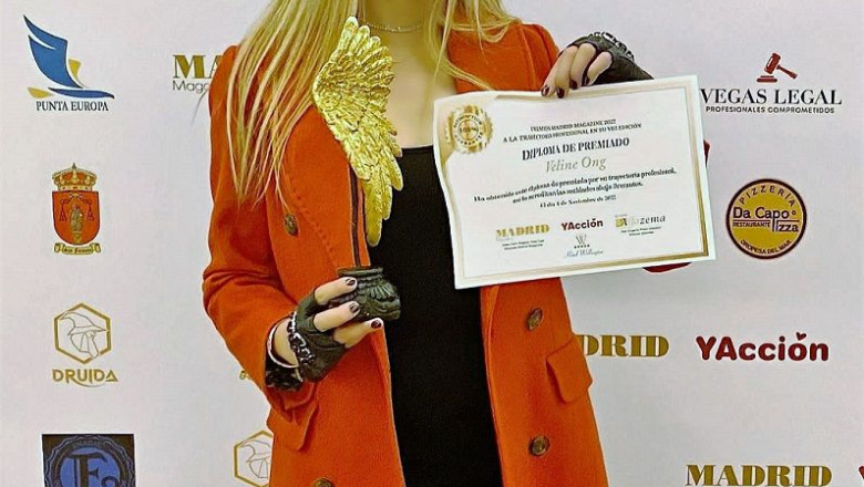 imagen de veline ong con el premio de la revista madrid magazine