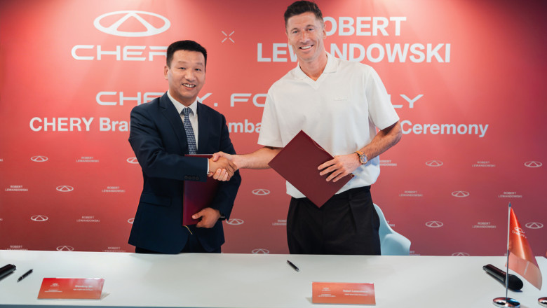 Zhu Shaodong, Executive Vice President of Chery International and CEO of the EU Region, signs the partnership agreement with Robert Lewandowski. 1 20260518120511