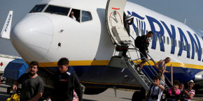 des passagers descendent d un avion de la compagnie aerienne ryanair 20250329090306 
